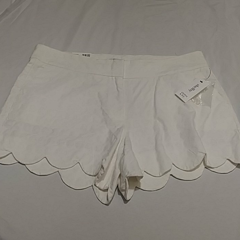 𝅺crown & Ivy Petite Shelby white shorts 4" inseam